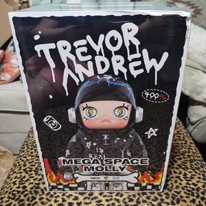 Pop Mart- Mega Space Molly 400% Trevor Andrews